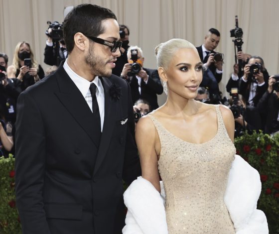 Лучшие образы звезд на Met Gala 2022: от Ким Кардашьян в платье Мэрилин Монро до Крис Дженнер в образе Джекки Кеннеди