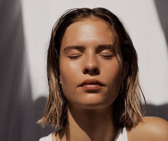 И дождь, и солнце: лучшая косметика для фиксации макияжа там, где ему место, – на лице