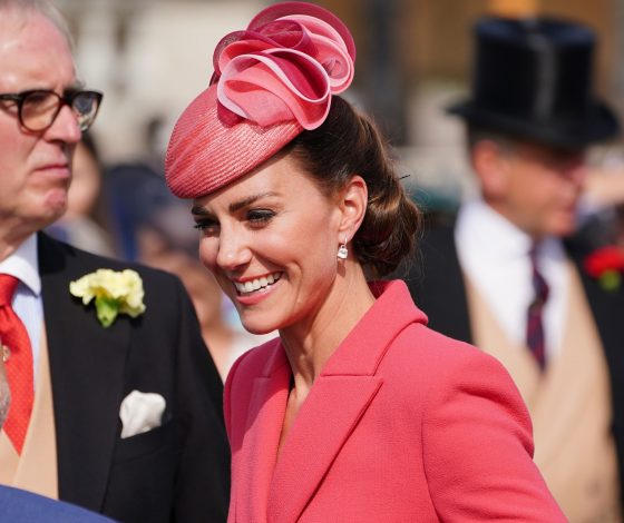 Кейт Миддлтон в черных брюках-клеш и кремовом пиджаке вернулась к рабочим обязанностям после празднования Платинового юбилея Елизаветы II