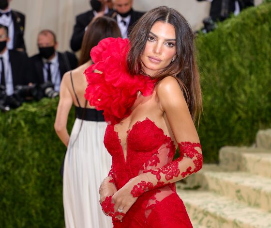 Эмили Ратаковски в красном бикини заставит забыть обо всем