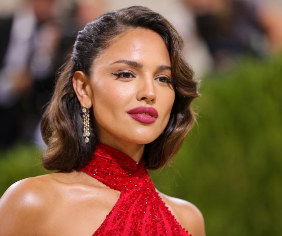 Эйcа Гонсалес показывает, с чем носить казаки этим летом