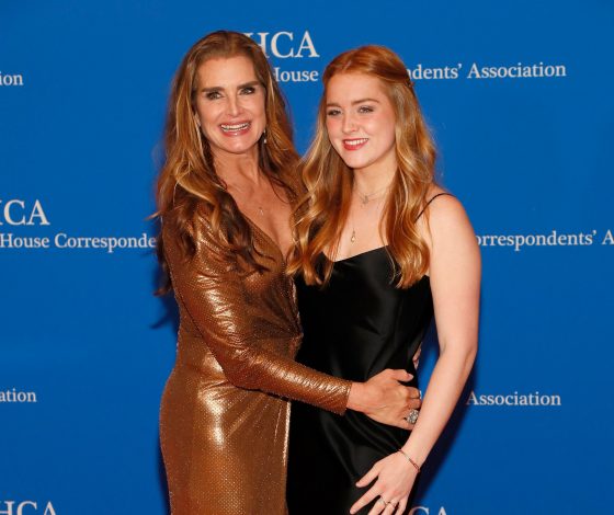 «Как подружки»: Брук Шилдс появилась на красной дорожке со своей дочерью