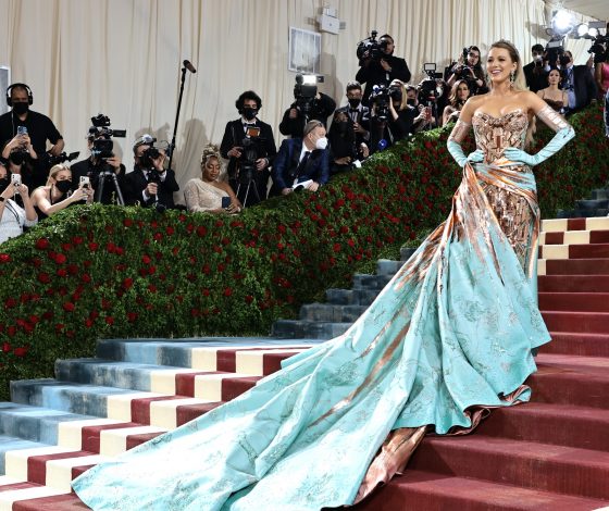 Как платье-трансформер Блейк Лайвли от Донателлы Версаче вызывало столько ажиотажа на Met Gala