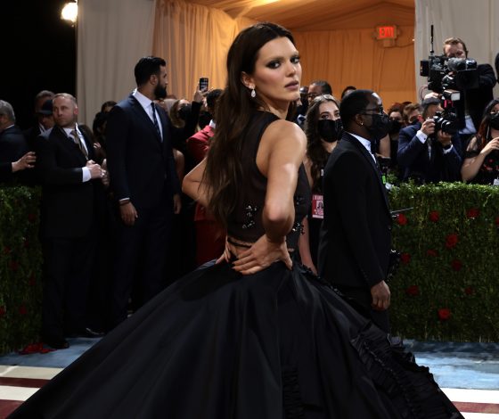 От Кайли в свадебном платье до Кендалл с полупрозрачным топом: первый выход сестер Кардашьян-Дженнер на Met Gala в полном составе