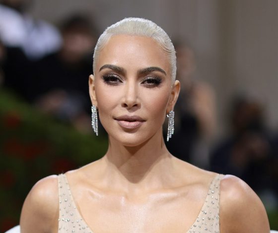 Ким Кардашьян впервые прокомментировала скандал с культовым платьем Мэрилин Монро