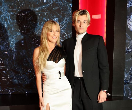 Милли Бобби Браун в полупрозрачном костюме празднует помолвку с Джейком Бон Джови