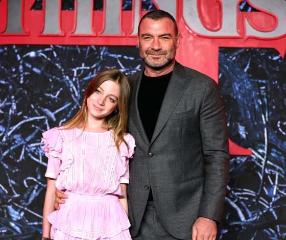 Лив Шрайбер появился на красной дорожке с сыном, который очень похож на девочку