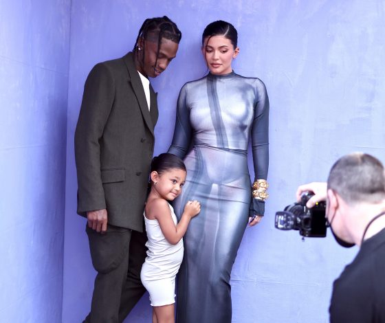 Кайли Дженнер в «голом» платье с имитацией обнаженного тела вместе с Трэвисом Скоттом и дочкой Сторми на Billboard Music Awards