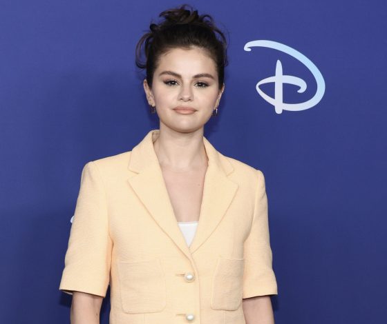 Игривое настроение: Селена Гомес появилась в костюме с веселым принтом