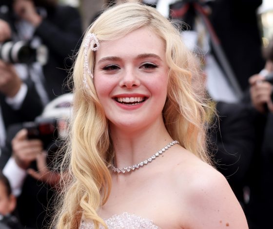 Современная принцесса: Эль Фаннинг в розовом платье, усыпанном сотней кристаллов