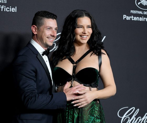 Адриана Лима в бархатном бра показывает, как изящно подчеркнуть свою беременность