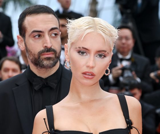 Выбритые полоски на бровях: Айрис Лоу возрождает тренд из 90-х