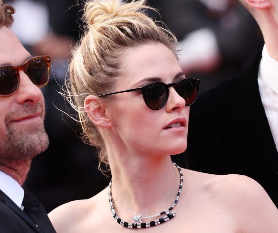 Как сделать даже самый строгий образ дерзким: показывает Кристен Стюарт