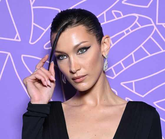 Белла Хадид произвела фурор на Каннском кинофестивале: модель предстала в эффектном образе с акцентным декольте