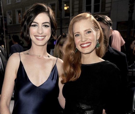 Ты их точно не узнаешь: Энн Хэтэуэй и Джессика Честейн в образах в стиле 60-х