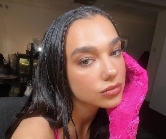 Shocking pink: новый выход Дуа Липы в самом актуальном цвете сезона