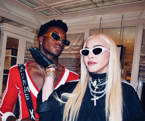 В платье с глубоким вырезом: сын Мадонны повторил образ певицы