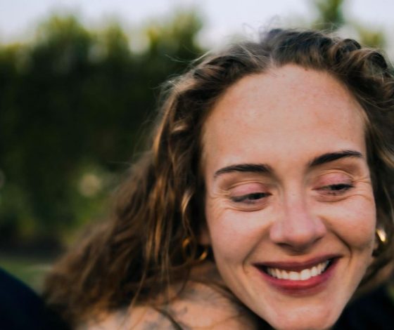 В мини-платье и без макияжа: редкие снимки певицы Адель