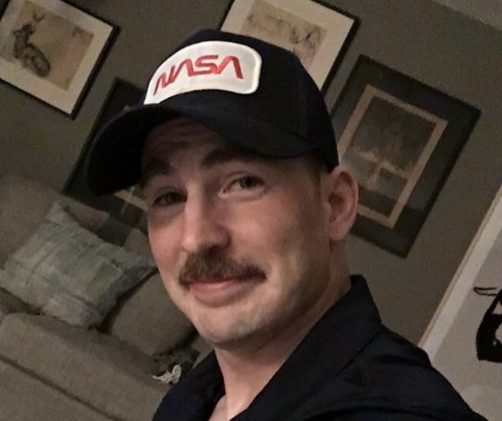 Крис Эванс изменился до неузнаваемости ради одной фотографии