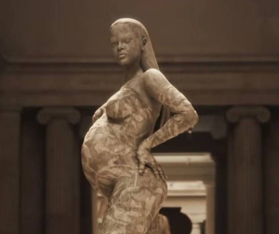 В честь беременной Рианны возвели мраморную статую в Музее искусств Метрополитен