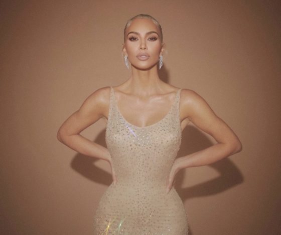 Музей подарил Ким Кардашьян прядь волос Мэрилин Монро