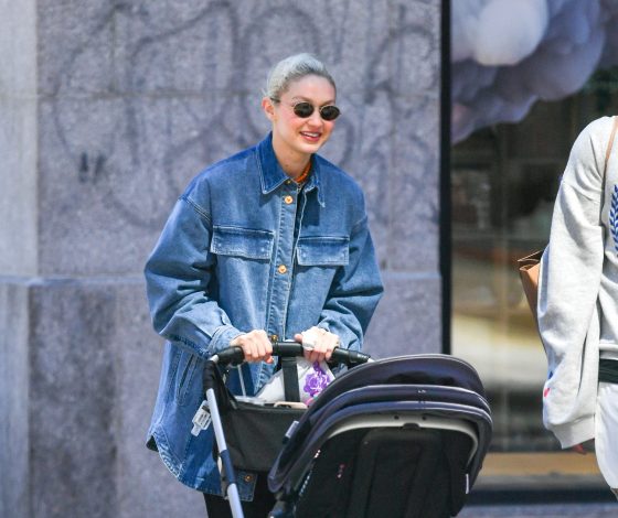 Копия мамы: Джиджи Хадид замечена на прогулке со своей маленькой дочерью