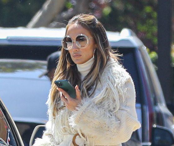 Дженнифер Лопес примерила весенний образ в стиле бохо