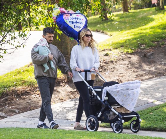 Примерный семьянин: Шайа ЛаБаф замечен на прогулке с возлюбленной и ребенком