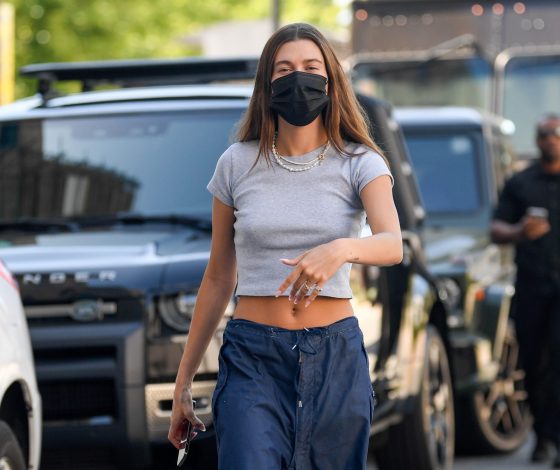 Себе не изменяет: Хейли Бибер в укороченном топе и оверсайз брюках с низкой посадкой