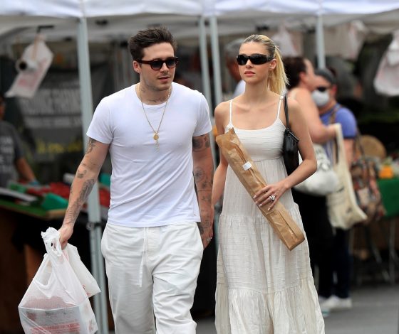 Бруклин Бекхэм и Никола Пельтц отправились на семейный шопинг в парных образах на винтажном кабриолете