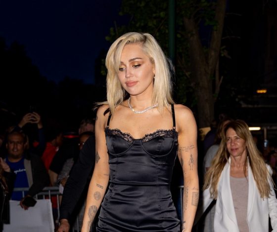 На все случаи жизни: Майли Сайрус в маленьком черном платье в бельевом стиле