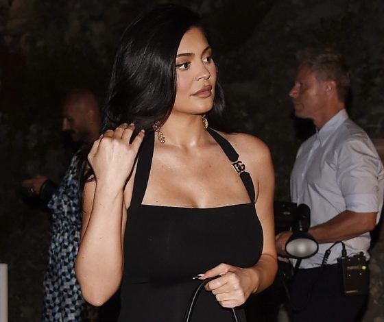 В отличной форме: Кайли Дженнер вышла в мини спустя три месяца после родов