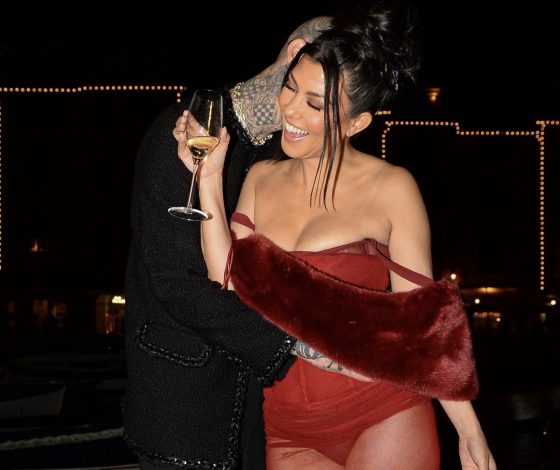 Притягательная красота: Кортни Кардашьян в полупрозрачном платье на предсвадебной вечеринке