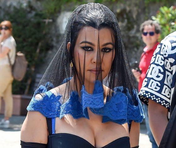 Кортни Кардашьян повторила образ Ким, надев эффектное мини с изображением Девы Марии