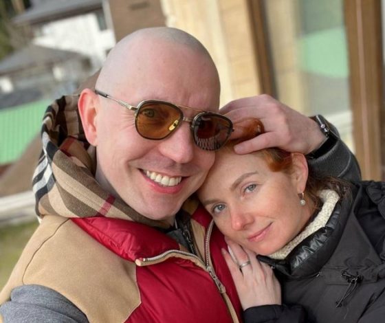 Экс-солистка группы t.А.T.u. Лена Катина впервые появилась в компании своего жениха: на ее руке сияет кольцо стоимостью 13,5 млн рублей