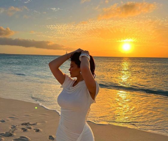 Кайли Дженнер позирует в бикини посреди океана спустя три месяца после родов