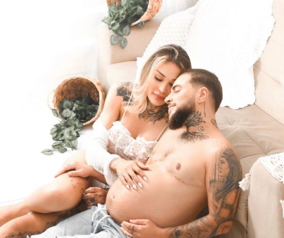 Беременный мужчина снялся с трансгендерной женой для рекламной кампании Calvin Klein