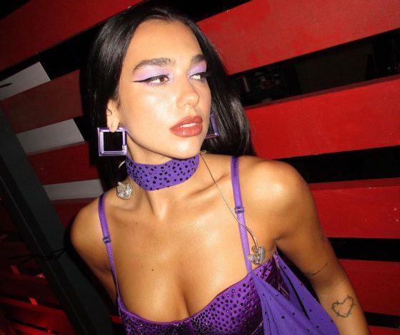 Дуа Липа встречает последний месяц лета в лавандовом бикини