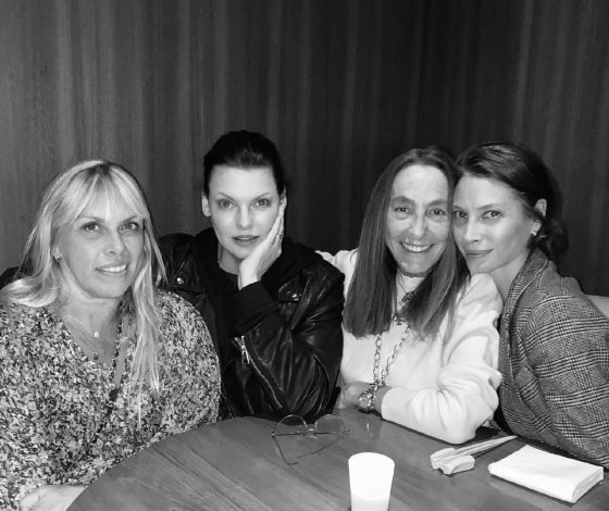 После неудачной операции: Линда Евангелиста вернулась в соцсети и выложила фото