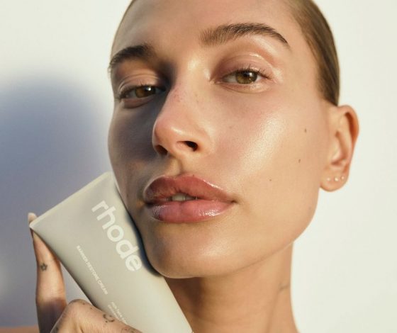 На Хейли Бибер подают в суд: ее косметический бренд обвиняют в плагиате