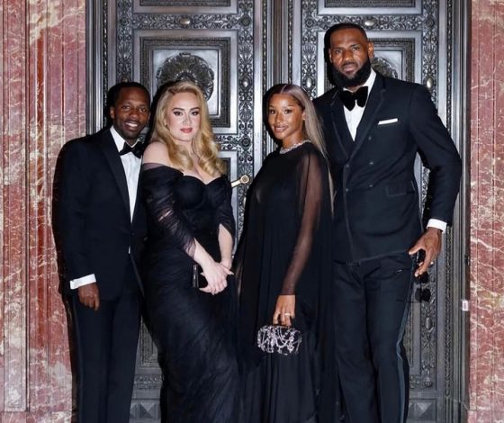 Редкий выход Адель с ее возлюбленным произвел фурор: от ее образа невозможно оторвать взгляд