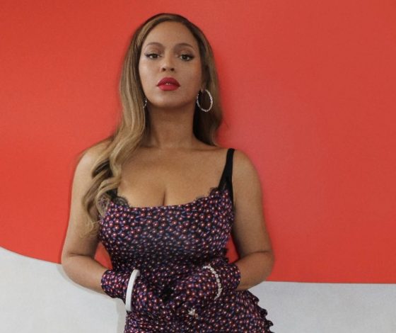 Платье со смелым вырезом до бедра и перчатки: в чем Бейонсе ходит на свидания с Jay-Z