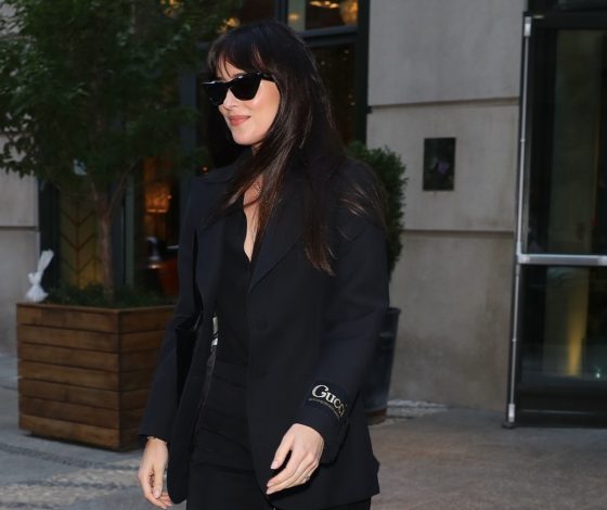 Офисная сирена: Дакота Джонсон предстала в элегантном костюме, в котором хочется отправиться на работу