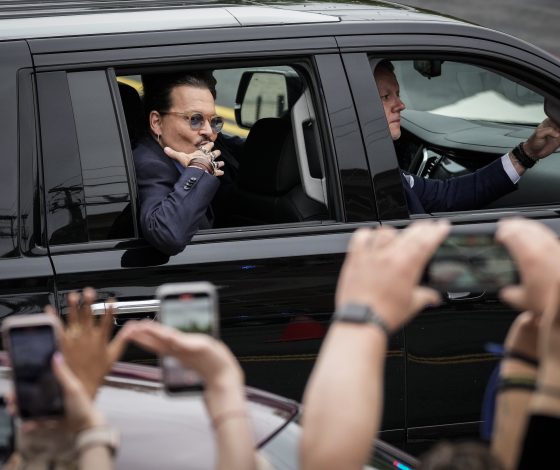 Джонни Депп празднует свою победу в суде вместе с толпой поклонников