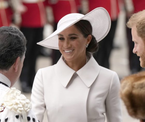 Меган Маркл и принц Гарри впервые за два года вышли в свет вместе с королевской семьей и выглядели идеально