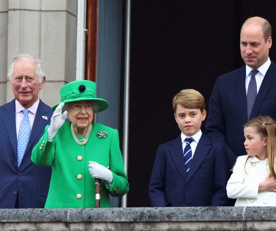 Кто из членов королевской семьи смог убедить Елизавету II посетить торжественный парад в ее честь?