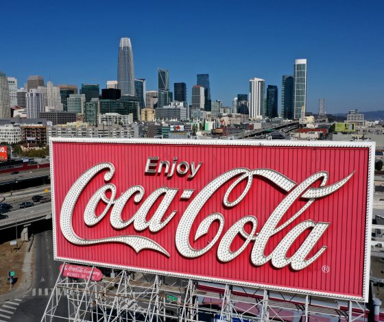 Дистрибуторы Coca-Cola в России останавливают выпуск и продажу напитков бренда в стране