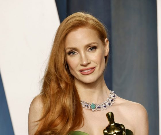 «Мы не принадлежим вам»: Джессика Честейн поддержала Флоренс Пью после ее выхода в полупрозрачном платье