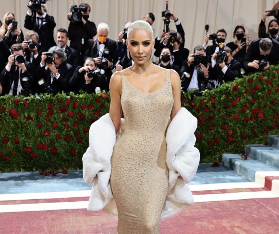 Новый скандал: Ким Кардашьян обвинили в том, что она испортила культовое «голое» платье Мэрилин Монро