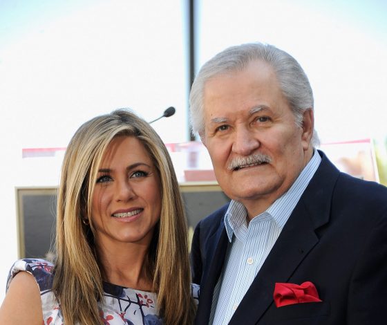 Обиды в прошлом: Дженнифер Энистон простила отца и вручила награду «Эмми»